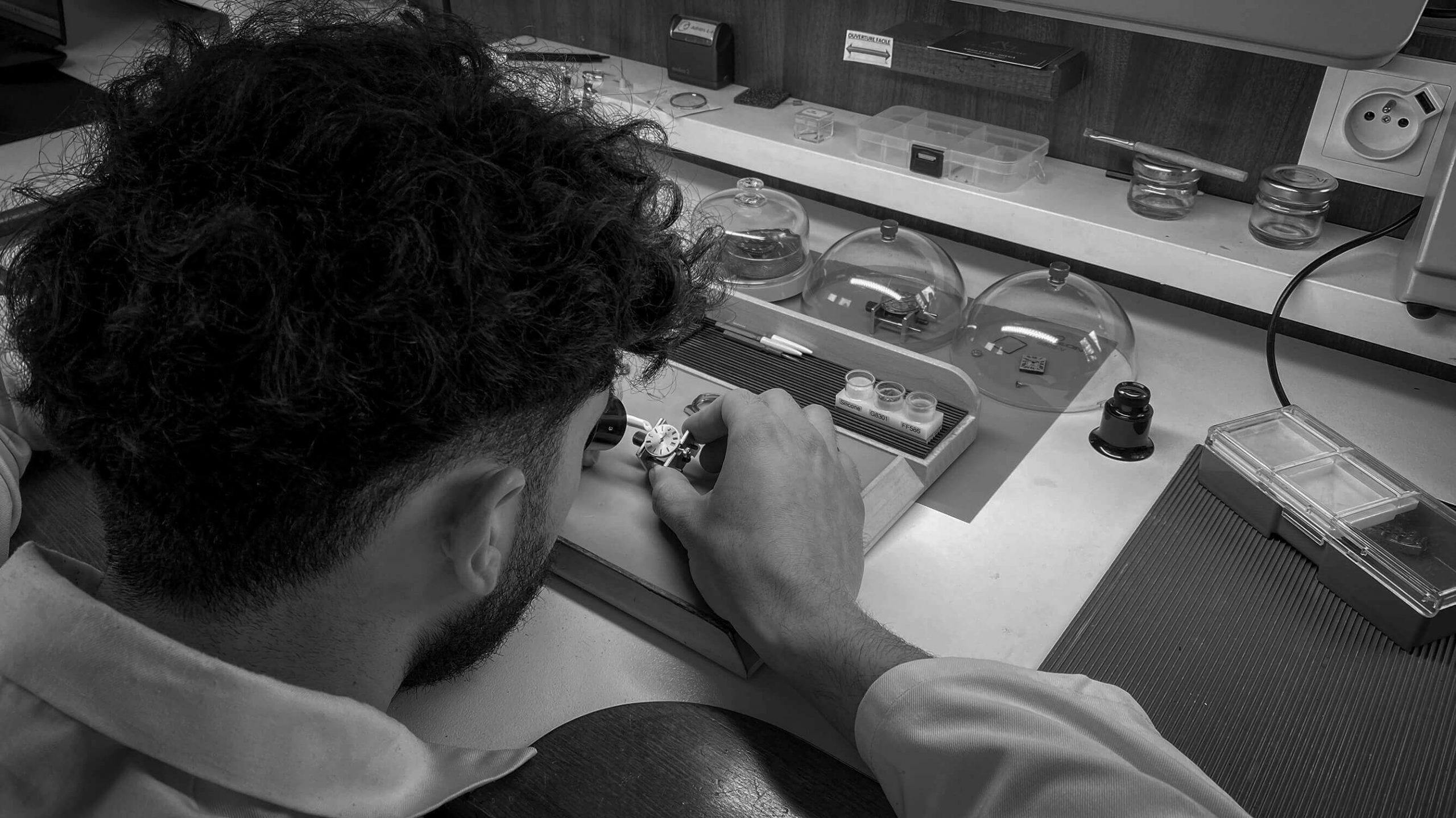 Horloger en noir et blanc